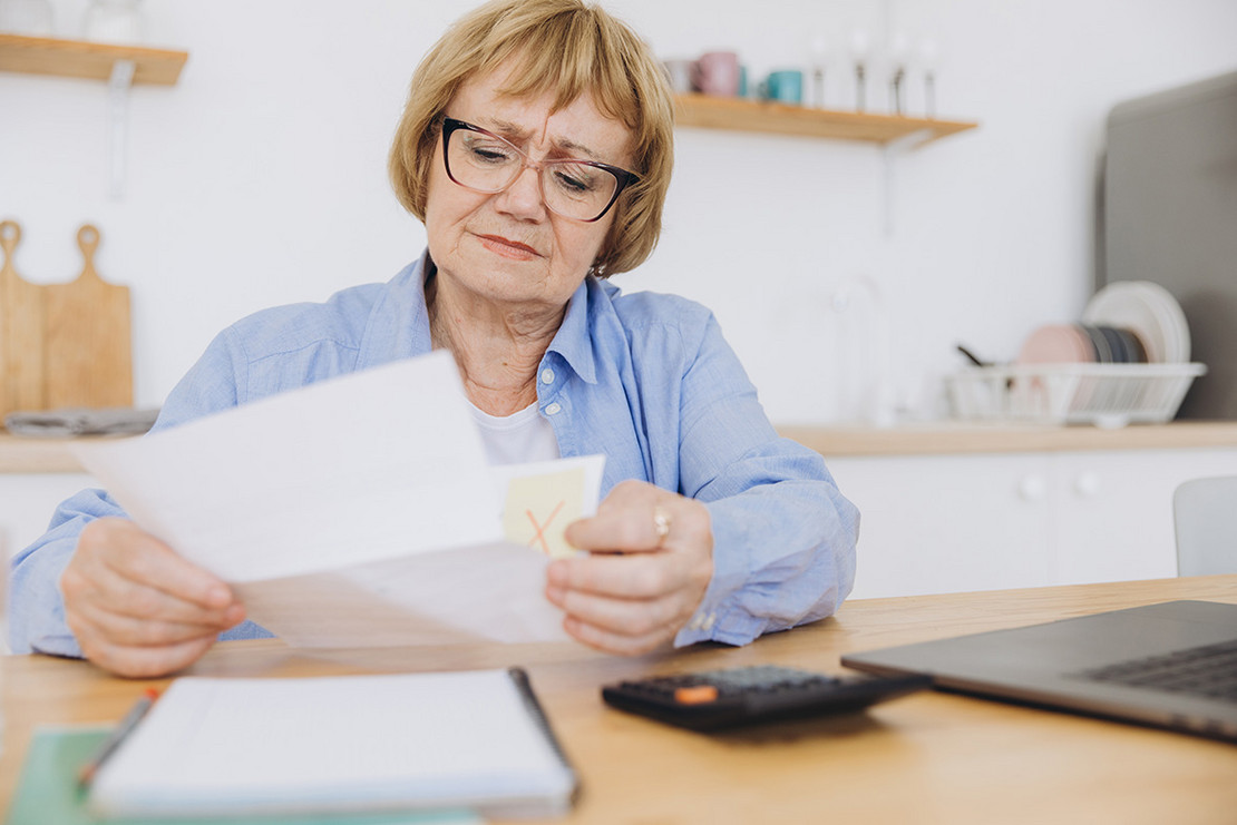 Ältere Dame liest in Brief.