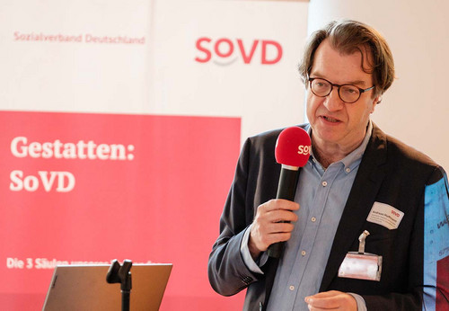 Der Autor Andreas Hoffmann am Mikrofon.