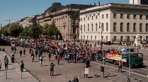 Große Menschenmenge auf einer Straße. 