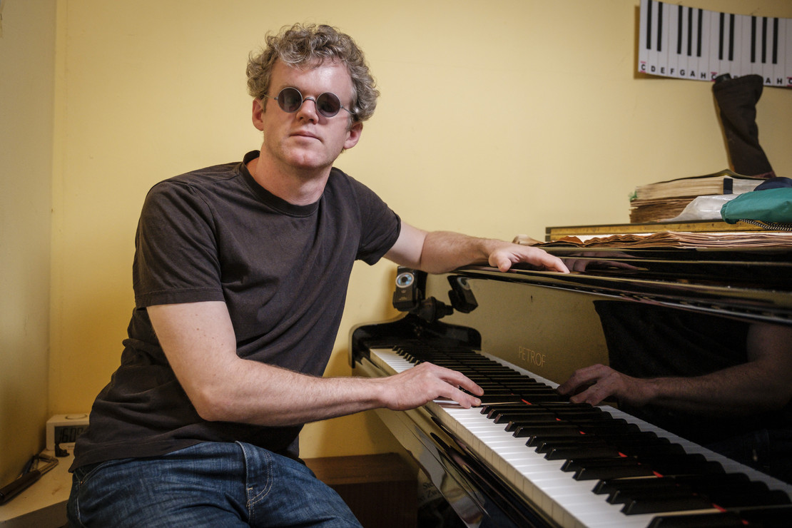 Jonas Hauer sitzt an seinem Flügel.