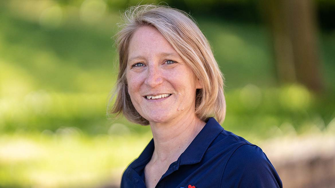 Frau blickt in die Kamera. 