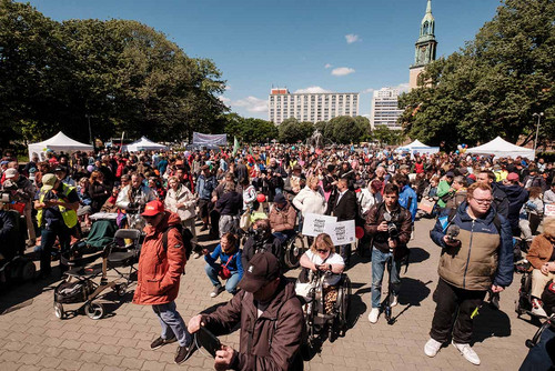Viele Menschen auf dem Platz vor dem Roten Rathaus in Berlin. 