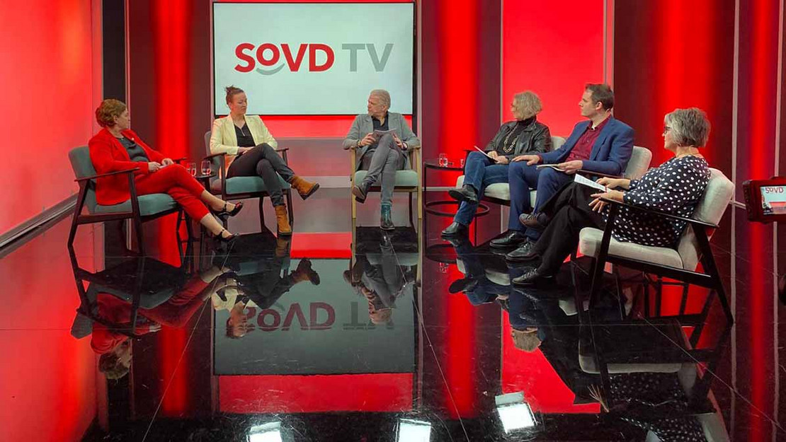 6 Personen sitzen in einem TV-Studio. Hinter ihnen ein Bildschirm mit dem Logo von SoVD TV. 
