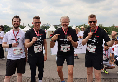 Vier Menschen mit Medaillen.