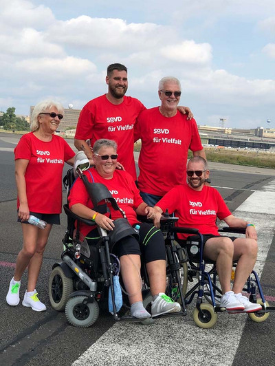 Gruppe von Menschen mit und ohne Rollstuhl auf dem Tempelhofer Feld