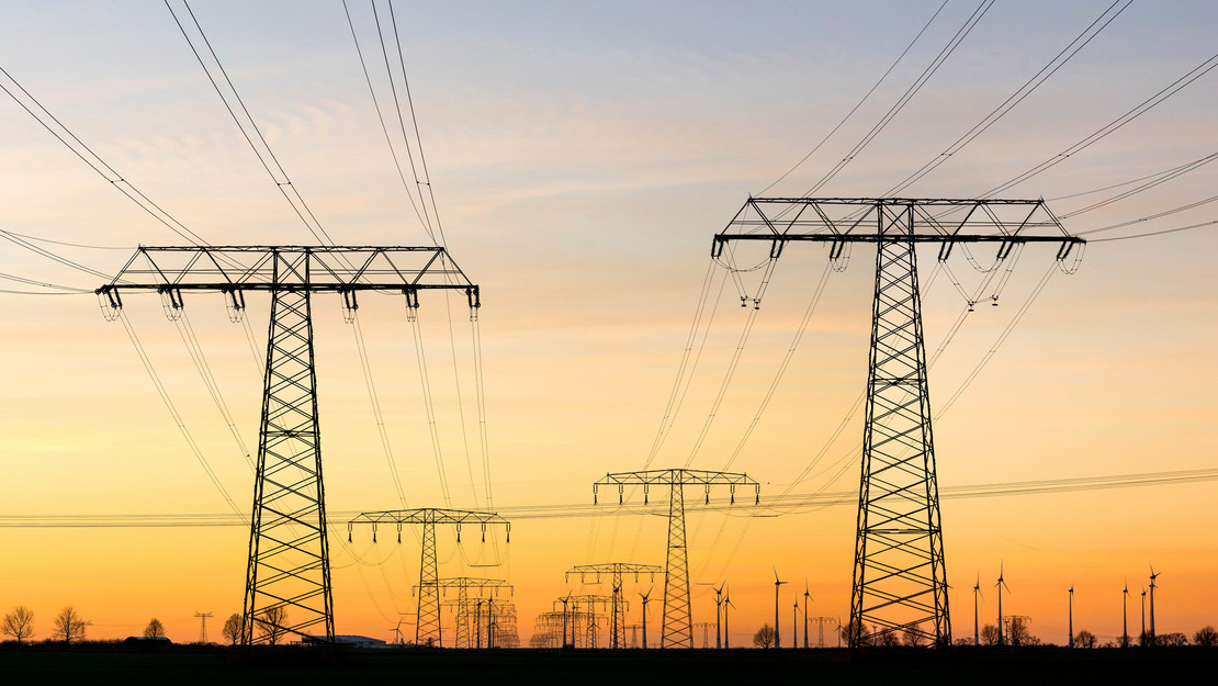 Stromtrasse im Sonnenuntrgang