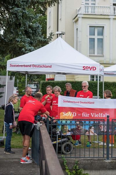 Gruppe in SoVD-Shirt an einem Stand