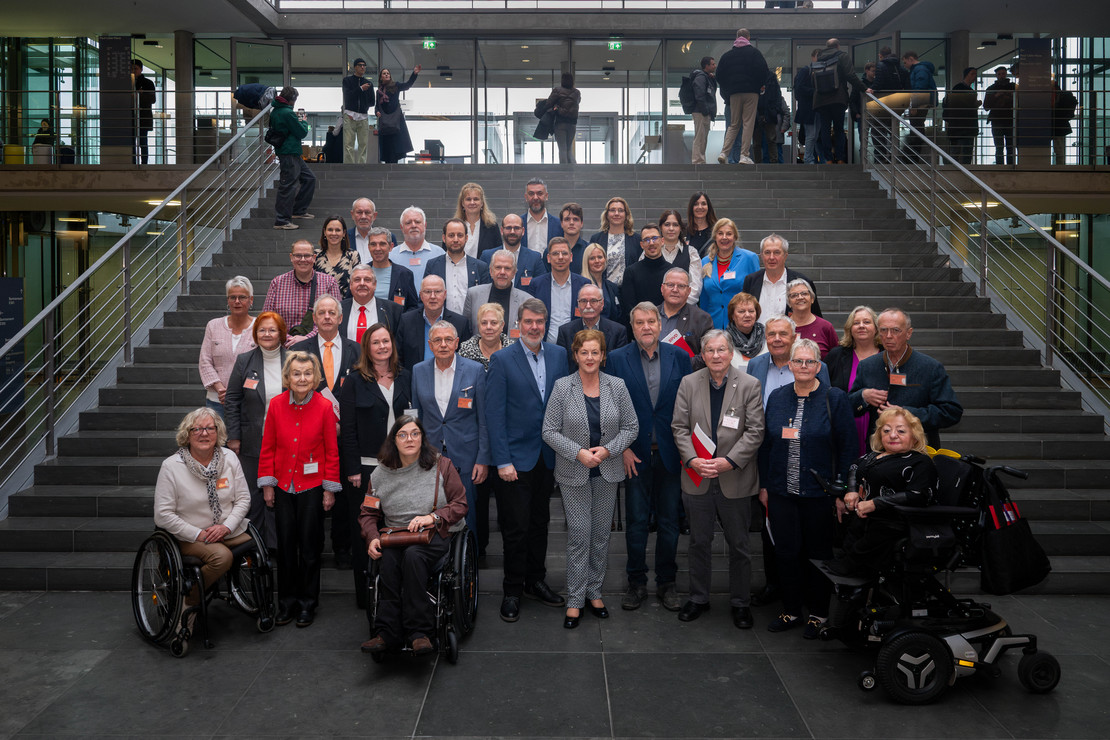 Gruppenbild auf Treppe im Bundestag