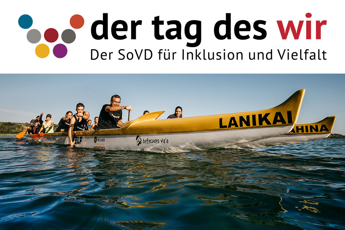 Menschen rudern in einem Boot