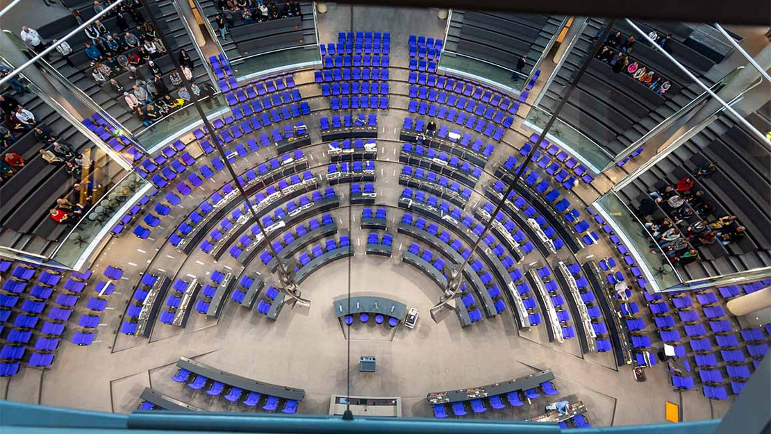 Blick von oben auf leere Sitze im Deutschen Bundestag. 
