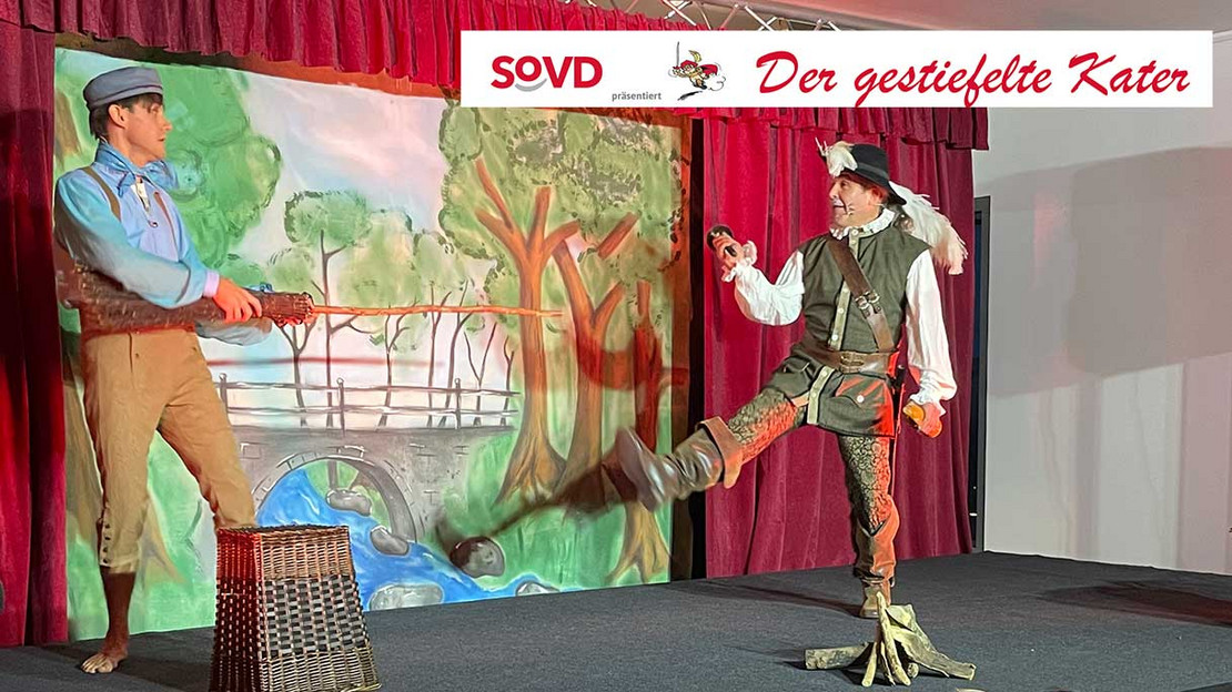 Zwei Schauspieler in Kostümen auf der Bühne.