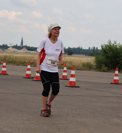 Frau auf dem Lauffeld.