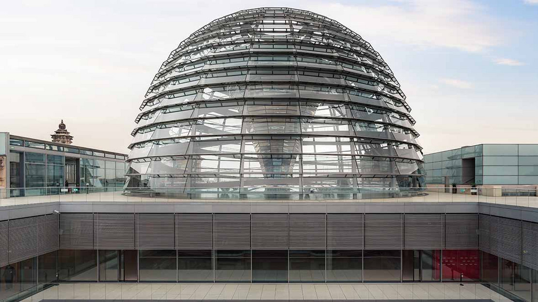 Blick auf die Besucherkuppel des Reichstags. 