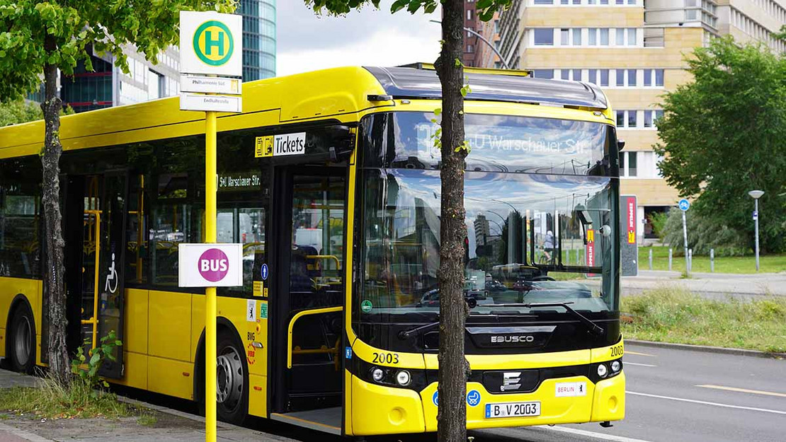 Ein Elektrobus der BVG steht an einer Haltestelle in Berlin. 