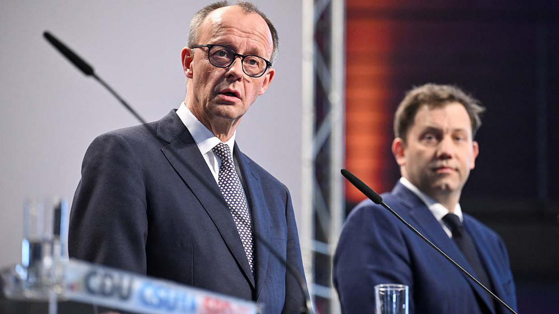 Friedrich Merz und Lars Klingbeil stehen an einem Rednerpult. 