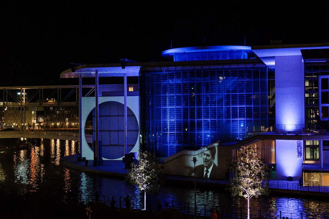 Beleuchtetes Kanzleramt an der Spree. 